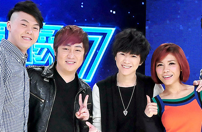 艾成（左二）和艾怡良（右一）因选秀节目《超级偶像》结缘。（图／中时资料照）