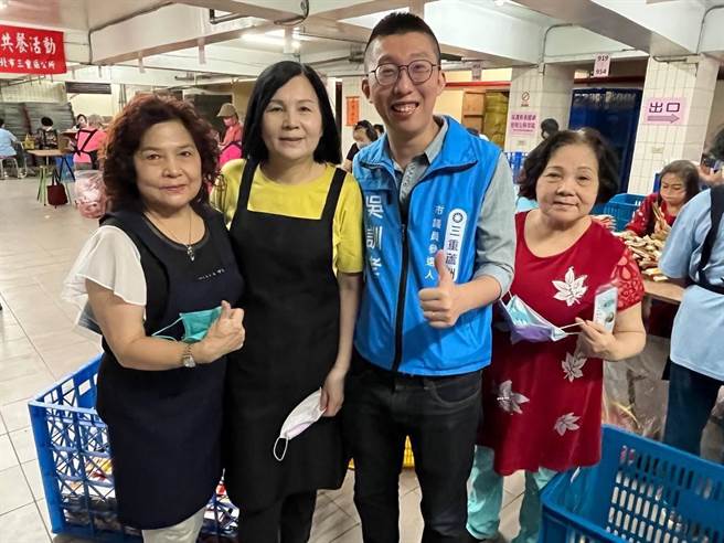 对于林佳龙从空中看大台北的说法，吴训孝(右2)批「连29区都还没走完就想从空中看？」。(黄敬文翻摄)