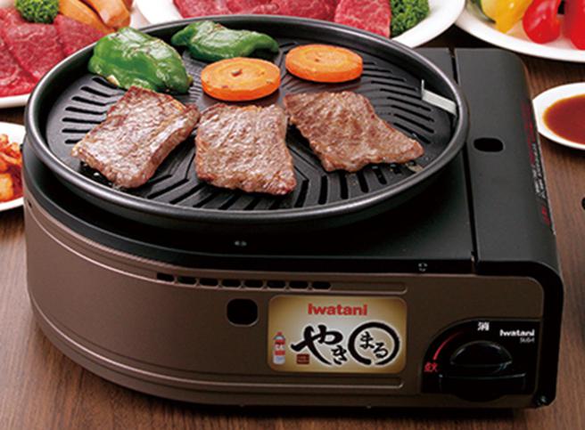 家乐福岩谷无烟烧烤卡式炉，价格店洽。（家乐福提供）