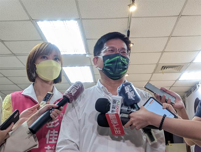 对于侯家军的新北市议员参选人吴训孝讥讽他「连新北29区都没走完，还敢自比齐导」，林佳龙则称自己早就把新北29区走透透了。(黄敬文摄)