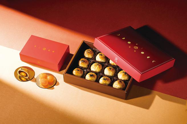 SOGO復兴馆不二糕饼蛋黄酥 ，340元6颗、680元12颗。（SOGO提供）