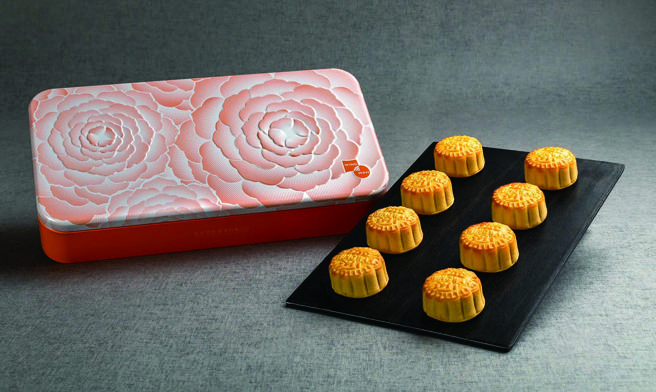 SOGO忠孝馆、天母店香港荣华流沙白莲蓉8入，1600元。（SOGO提供）