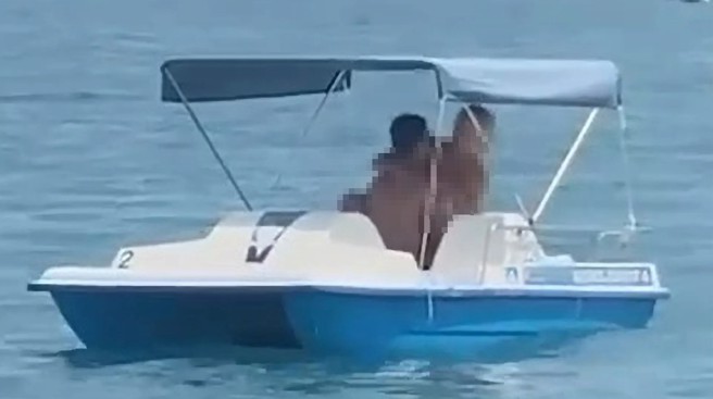 金髮女子不忍了，整个人跨坐男子身上。(图/翻摄太阳报)