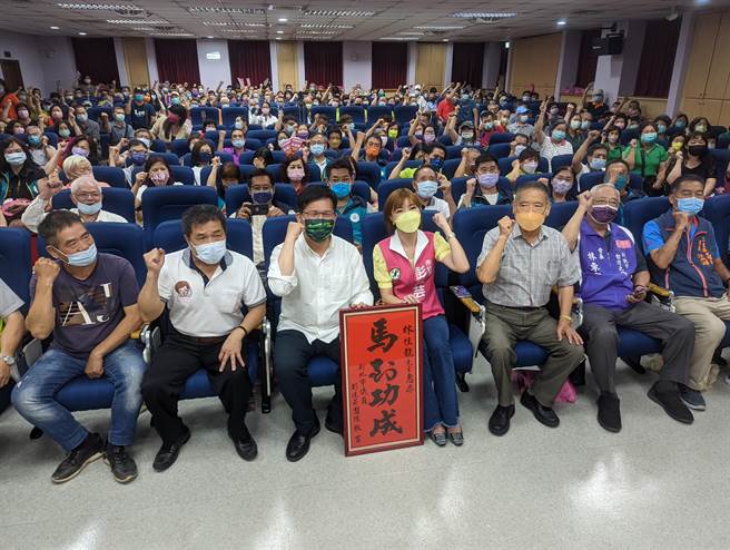 民進黨新北市長參選人林佳龍17日晚間前往新北市三重區，參加新北市議員彭佳芸舉辦的「新北大翻新 議員逗陣拚」市政座談會。(黃敬文攝)