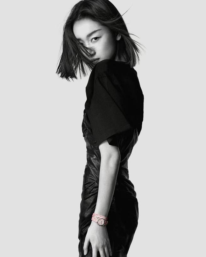 周冬雨在IG发布她佩戴最新款Mini Tresor系列Toile de Jouy女表，双环粉红花卉表带十分时尚。（撷自IG）