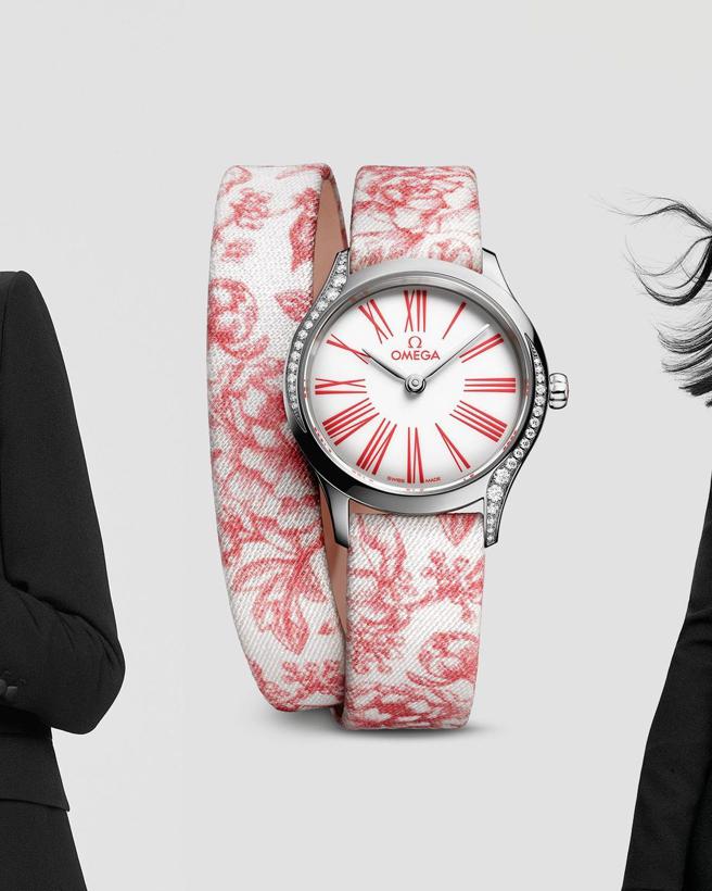 欧米茄最新款Mini Tresor系列Toile de Jouy女表，双环表带彩绘粉红花卉，更添女人味。（OMEGA提供）