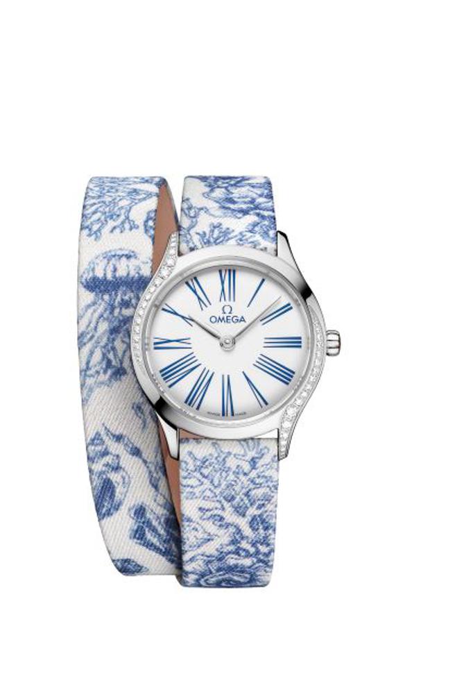 欧米茄最新款Mini Tresor系列Toile de Jouy女表，双环表带彩绘蓝色海洋图案。（OMEGA提供）