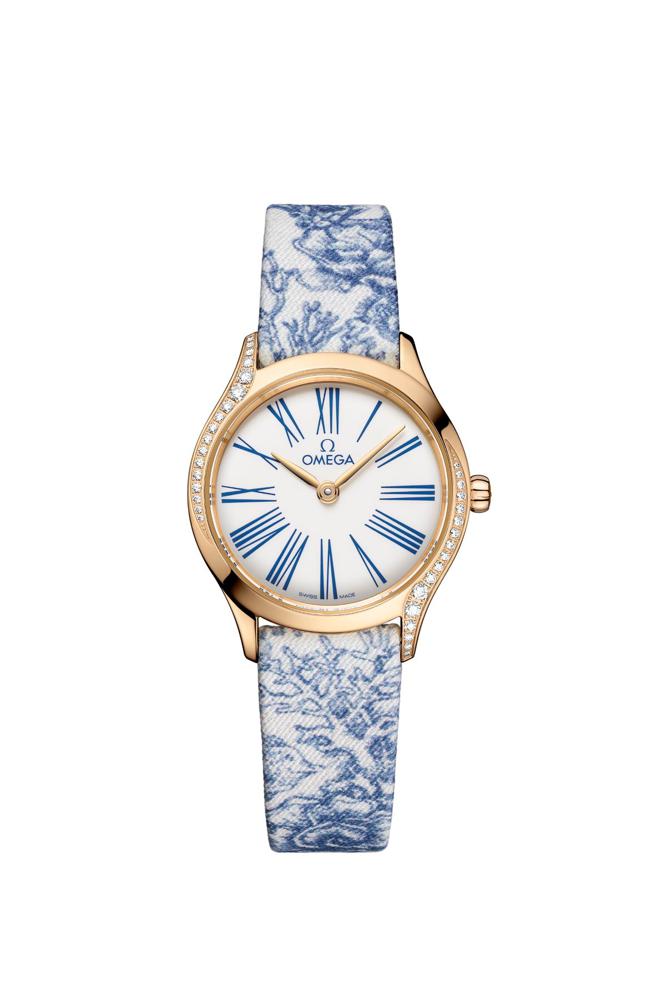欧米茄最新款Mini Tresor系列Toile de Jouy女表，表带彩绘蓝色海洋图案。（OMEGA提供）