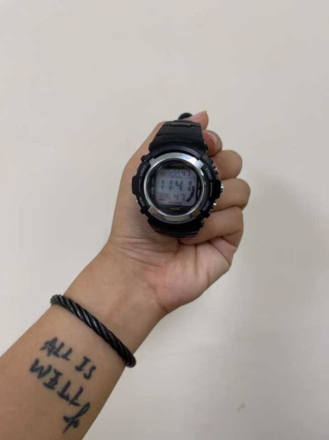 因为国军营区禁止使用智慧手表，因此很多人只能到营站购买电子手表。（图／取自FB粉丝专页「左撇子的博物馆」）
