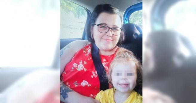 二宝妈与一对儿女和孩子们的祖母受困荒地。（图／翻摄自推特）