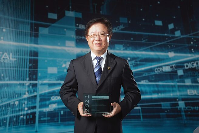 中華電信拿下Frost&Sullivan國際雙料獎，由中華電信網路技術分公司總經理簡志誠代表領獎。圖／中華電信提供
