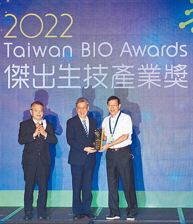 台灣生物產業發展協會理事長吳忠勳（左起）、前副總統陳建仁、列特博董事長戴子煌。圖／亞洲生技大會提供