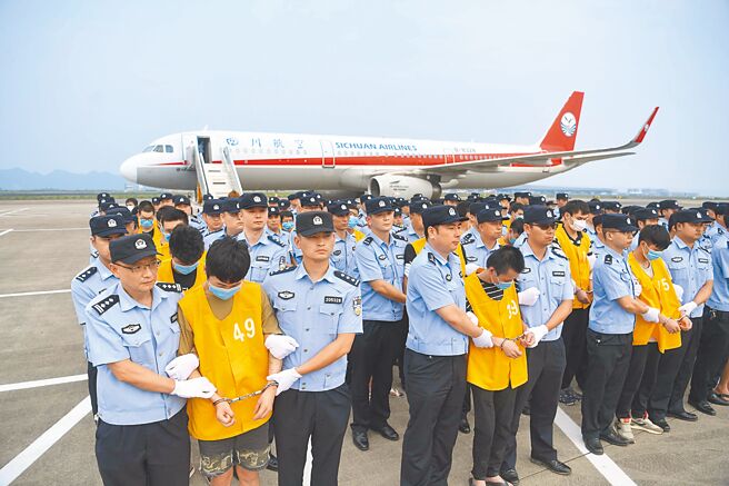 台人被骗至柬埔寨案件频传，但台湾及大陆「两岸共打」机制却难以发挥效能。图为2019年6月大陆与柬埔寨合作破获电信诈欺集团，将63名嫌犯押解回大陆。（中新社）