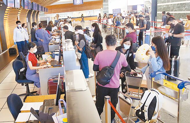 海外诈骗已成为社会关注焦点，政府呼吁民眾前往东南亚国家务必提高警觉。图为桃园机场第一航厦出境大厅。（范扬光摄）