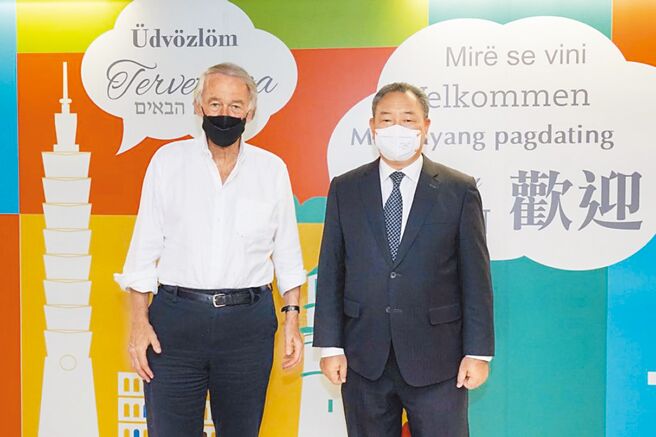 外交部常务次长俞大㵢在桃园机场迎接参院外委会亚太小组主席马基。（外交部官网）