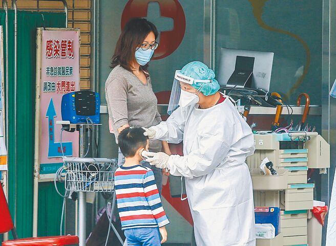 国内2名孩童确诊新冠后，出现「多系统发炎症候群」(MIS-C)，确诊者康復后虽然病毒已清除，却有可能出现罕见的高度炎性反应及多器官系统损伤，医师表示，当儿童及青少年确诊后6周内持续发烧3天以上，且进一步出现腹泻、呕吐、头晕等任一警示症状，须立即就医。儿童防疫门诊外，医护为就诊的儿童病患量体温。（本报资料照片）