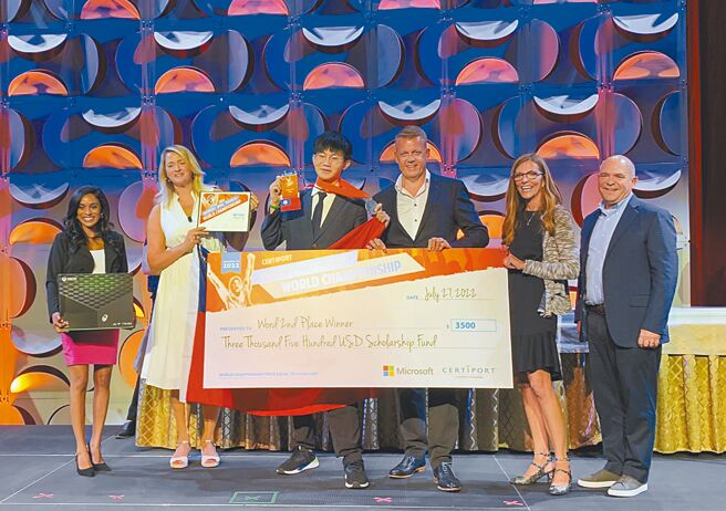 致理科大资管系同学曹景棋（左三）今年在美国加州举行的2022 MOS (Microsoft Office Specialist) 世界杯竞赛全球总决赛获得全球第2名佳绩，是台湾唯一获得前3名的选手，堪称台湾之光。（致理科大提供／李奇叡新北传真）