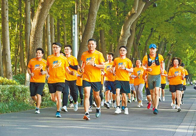 康轩文教集团日前在7月16日至8月15日举办为期一个月「夏日热血.康轩300K」的线上路跑活动，吸引772位员工参与。图为大陆路跑画面。（康轩文教集团提供／李奇叡新北传真）
