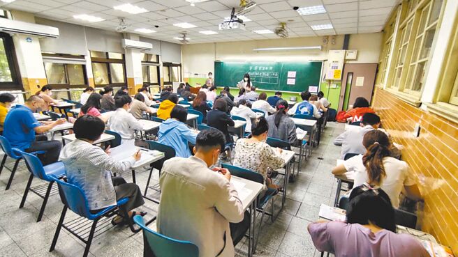 成大台灣語文測驗中心與台灣羅馬字協會5月28日舉辦春季全民台語認證考試。（成大提供／曹婷婷台南傳真）