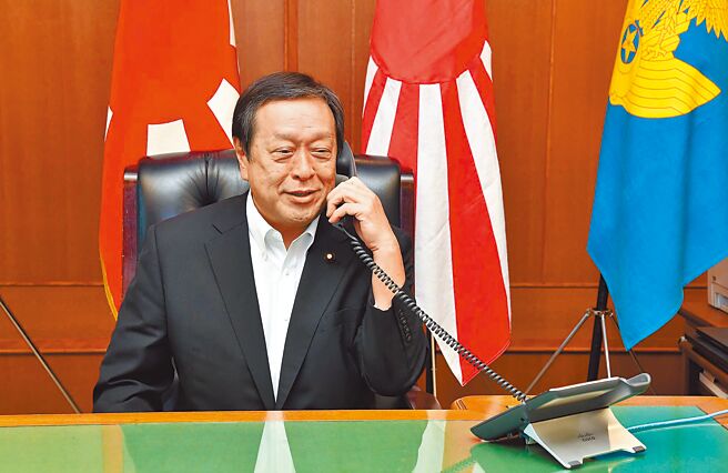 日本防卫大臣滨田靖一16日与美国国防部长奥斯汀通电话，表示决心通过制定国家安全战略，大力加强防卫能力。 此外，两位部长强烈谴责中国发射弹道飞弹，并确认将密切合作，无缝应对任何情况。（摘自日本防卫省官网）