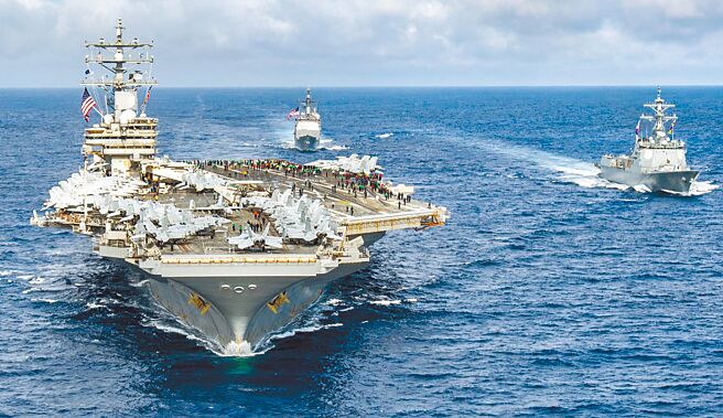 韓國方於8至14日與美國、日本、澳洲、加拿大共同實施彈道飛彈防空演習後，又與美軍自16日起實施為期4天的「危機管理演習」，以為22日起的「乙支自由護盾」（UFS）韓美聯合軍演做預演。圖為航空母艦雷根號與第5航母打擊群和韓國海軍艦艇一起編隊。（摘自美國海軍印太司令部官網）