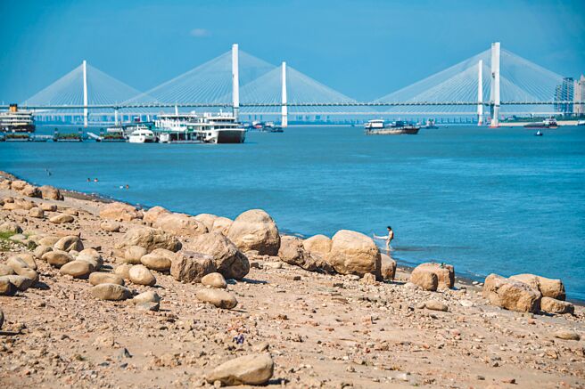 大陆长江武汉段出现歷史同期最低水位，今年长江进入主汛期后水位持续退落，出现了「汛期反枯」的罕见现象。（新华社）