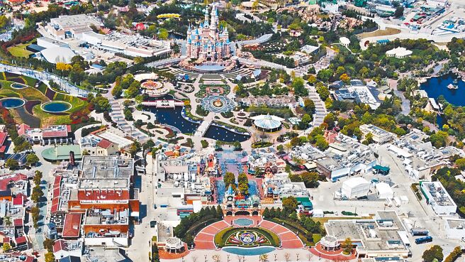 沪苏浙皖一市三省区域内经济增长从核心城市有序扩散梯度转移，经济体量过兆元人民币城市继上海等8座后，常州、徐州、扬州、温州、绍兴、嘉兴等6城指日可待。图为航拍上海迪士尼乐园。（中新社）