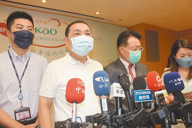 对于绿营议员要求他承诺连任后会做好做满，新北市长侯友宜（左2）受访表示，他现在是新北市长，角色非常清楚，最重要是把握现在、好好做事。（陈慰慈摄）