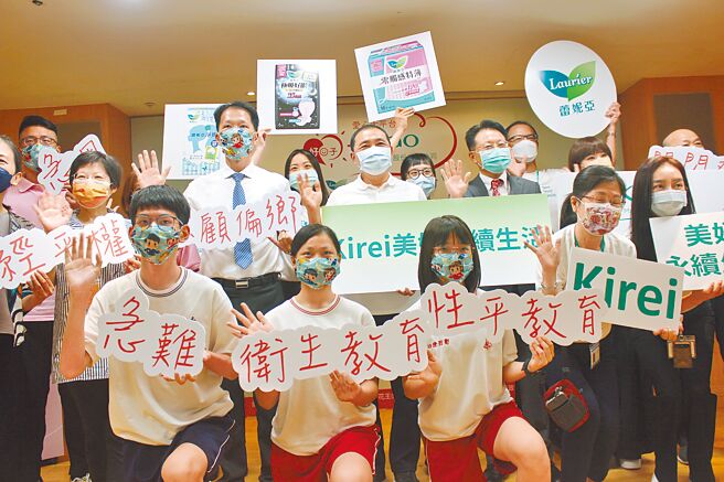 新北市长侯友宜（中）表示，新北市57所偏远国中小及高中职有急用的学生，可在学校领取生理用品。（陈慰慈摄）