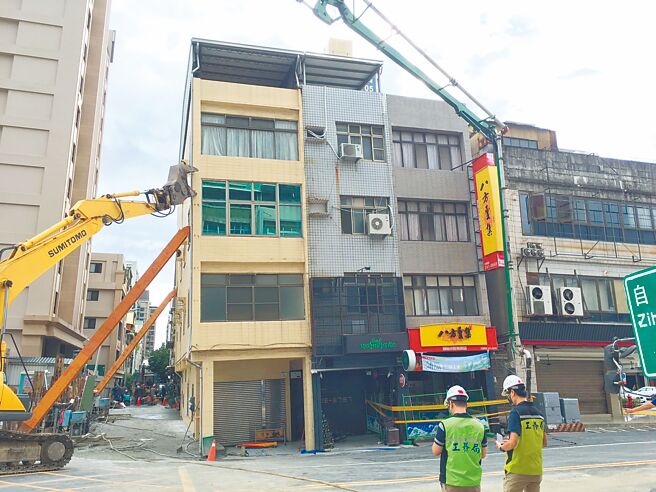 高雄市前金区自强一路14日发生工地施工不慎造成7栋透天厝被判定成危楼，建商育玛建设董事长郭炳峰表示会倾全力补偿受灾户。（崔正纲摄）