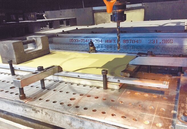 汉翔公司使用金属中心镀膜钻头做玻璃纤维与铜箔复合材料钻孔测试。（金属中心提供／林瑞益高雄传真）