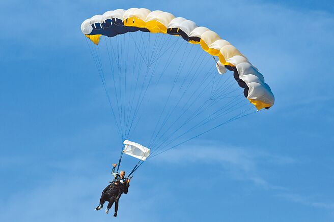 高空跳傘表演16日在鹿野高台登場，烏克蘭教練（後）載著俄羅斯教練（前）表演雙人傘。 （莊哲權攝）