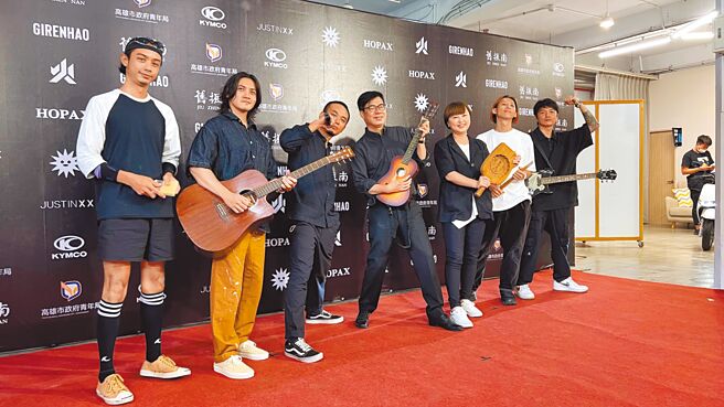 高雄百年老店品牌「旧振南」与灭火器乐团携手联名推出台湾设计展期间限定口味「摇滚汉饼」，并交由壁画艺术家纪人豪重新设计包装。高雄市长陈其迈（中）16日与团队合影。（柯宗纬摄）