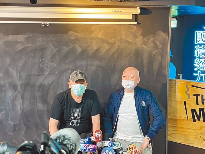 澎恰恰（左）昨在林秉文的陪同下宣告1.6億債務歸零。（池宗玲攝）