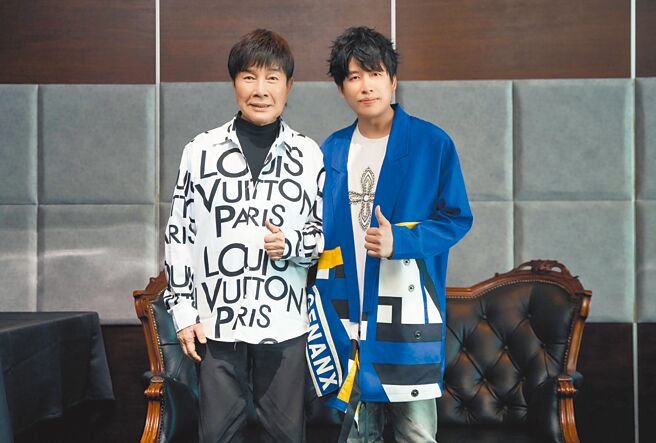 陈昶均（右）昨举办发片活动，邀来前辈谢雷到场力挺。（欣代唱片提供）