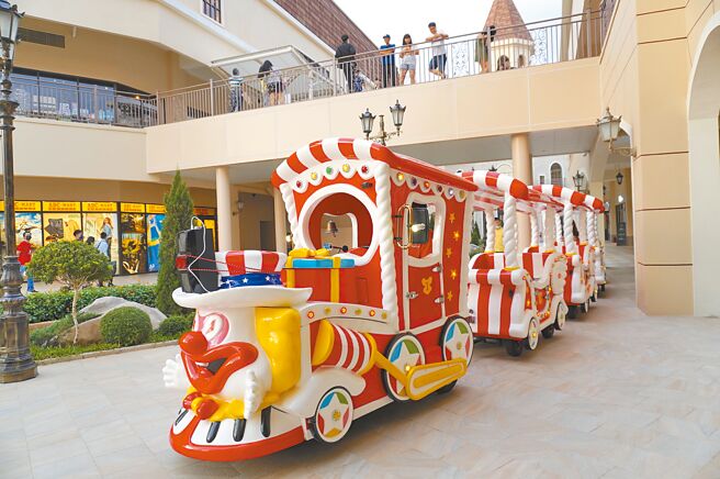 麗寶樂園渡假區祭出加碼優惠活動，包含麗寶OUTLET MALL也有設計師服飾品牌1折起的超殺折扣。（何書青攝）