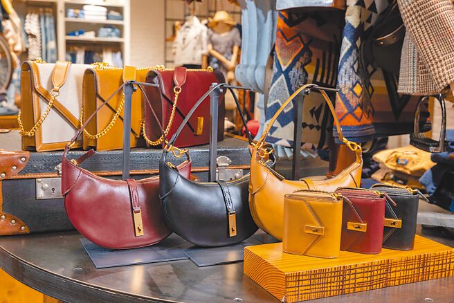 Polo ID系列除迷你可颂包外还有信封包、皮夹等配件，即日起于品牌门市贩售。（Polo Ralph Lauren提供）