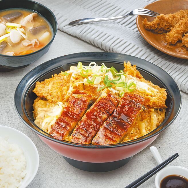 滑蛋鰻魚雞排丼套餐，329元。（吉豚屋提供）