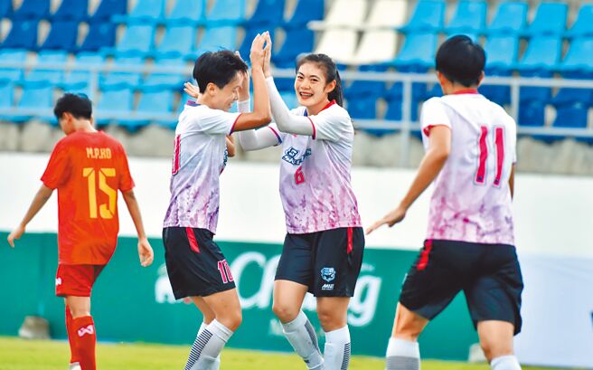 泰国女足队长席拉万（右二）替台中蓝鲸攻入第2球，与前锋苏育萱（左二）击掌庆祝。（台中蓝鲸提供）