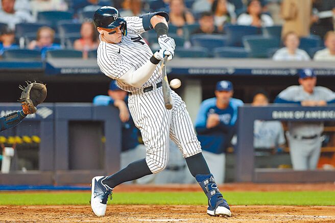 洋基「法官」贾吉全垒打熄火，却击出「断棒」一垒打。（路透）