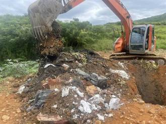 通霄山坡地遭非法傾倒 環保局挖出逾50公噸廢棄物 