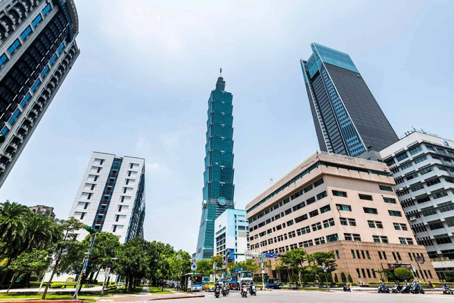 許多香港人選擇移民愛台灣，但是現在的法規卻一變再變，這些愛台灣的港人不得其門而入。(圖/shutterstock)