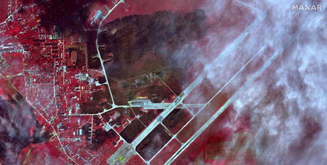 俄军併吞的克里米亚境内萨基空军基地(Saky airbase)日前传出连环爆，图为红外线卫星空拍照。 (图/路透社)