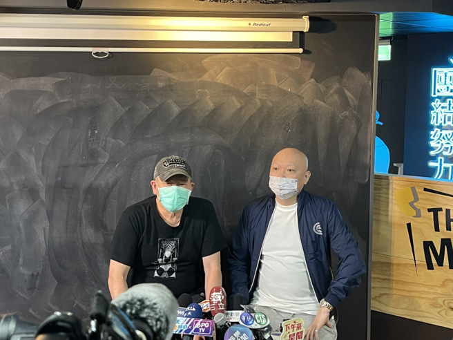 澎恰恰在林秉文的陪同下宣告1.6億債務歸零。（池宗玲攝）