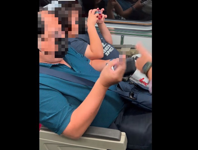 眼鏡男搭台鐵耍賴占座位，死不肯讓出位置，還嗆列車長。（圖／翻攝自爆料公社）