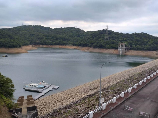 新山水库蓄水率跌破5成，基隆罕见闹缺水。（张志康摄）
