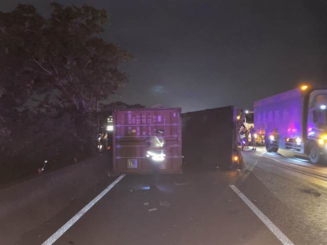 国道1号北上286.3公里处新营段，18日清晨4时许发生一起死亡车祸，货柜车与拖板车发生追撞翻覆。（读者提供／张毓翎台南传真）