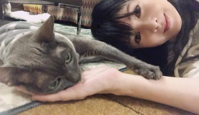 周慧敏素顏躺在貓咪旁邊。（圖／翻攝自周慧敏 Vivian Chow臉書）