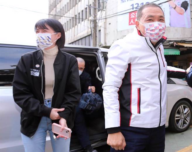 新北市市長侯友宜（右）與時任新北市府副發言人的戴湘儀（左）。（資料照／黃世麒攝）