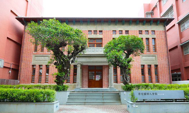 1.	市定古蹟「原爱国妇人会馆」1922年完工，由日治时期妇女组织「高雄妇人会」筹募资金兴建作为妇人社交集会场所。1923年高雄妇人会将所属财产全数捐赠予爱国妇人会臺湾支部高雄州部，并改名「爱国妇人会馆」。(摄影/Carter)